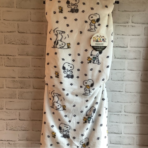 PEANUTS Snoopy Playing With Woodstock Throw - Picture 2 of 6